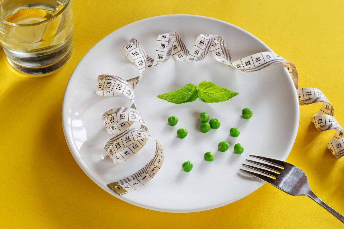 Mujer disfrutando de comida saludable durante la menopausia